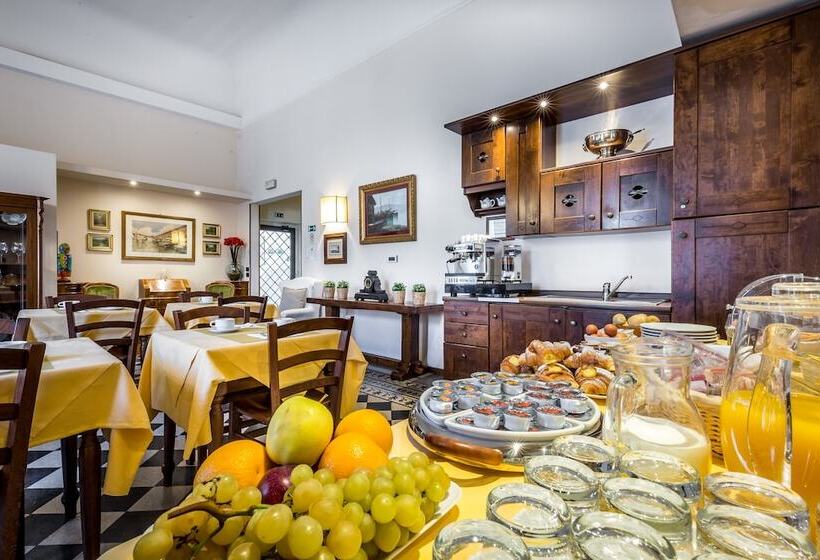 هتل Emma Small Luxury