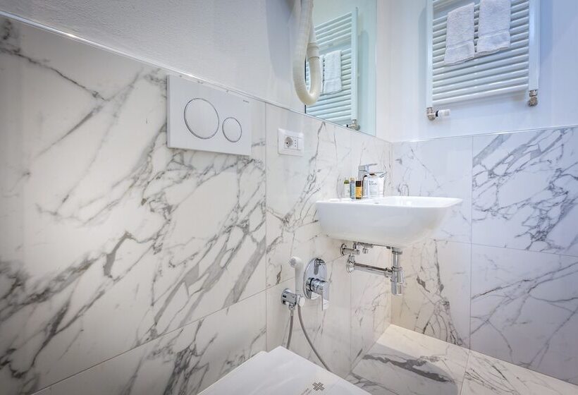 هتل Emma Small Luxury