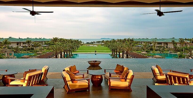 בית מלון כפרי Howard Johnson Resort Sanya Bay