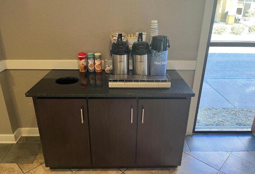 호텔 Red Roof Inn & Suites Newport News