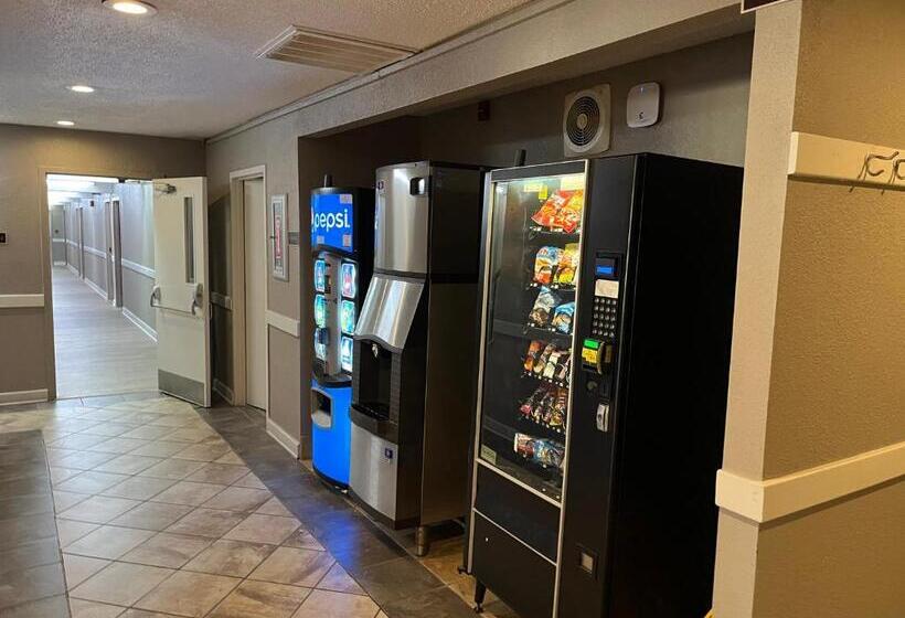 בית מלון כפרי Red Roof Inn & Suites Newport News