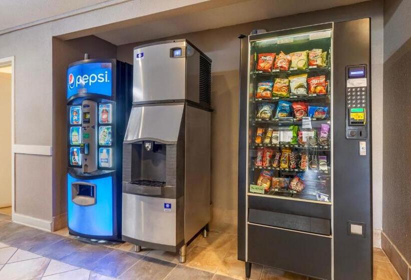 호텔 Red Roof Inn & Suites Newport News