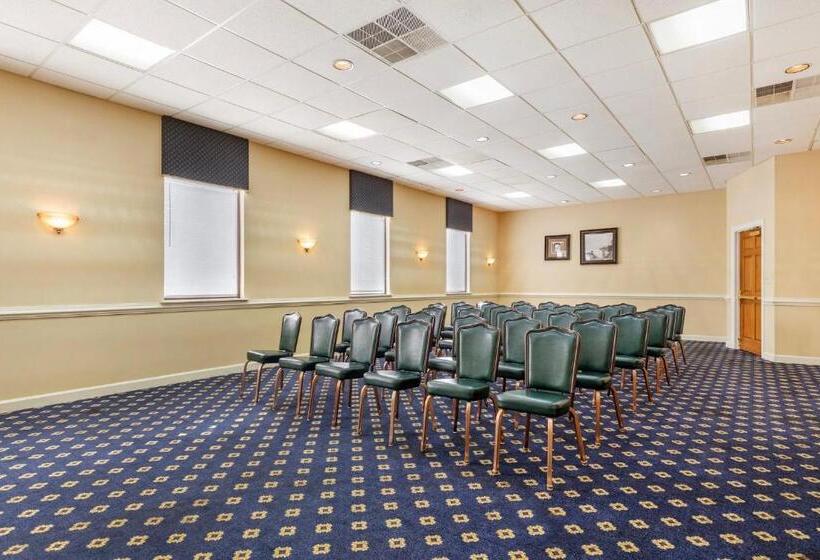 בית מלון כפרי Red Roof Inn & Suites Newport News