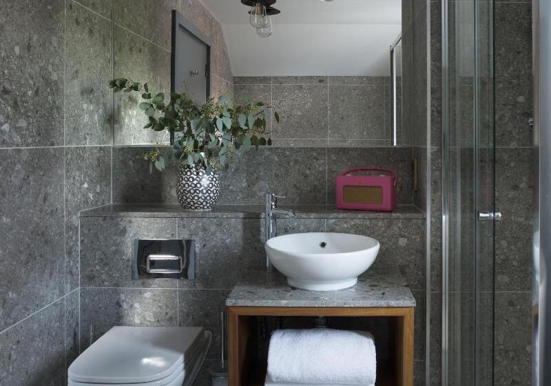 Отель The Royal Foresters