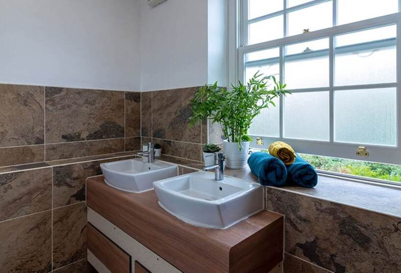 דירת נופש Goldsmiths House   Campus Accommodation   Caters To Women