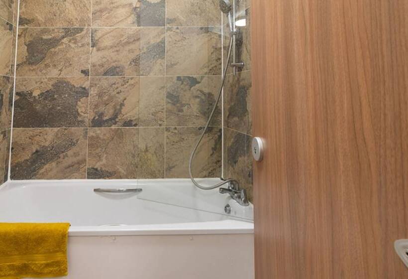 דירת נופש Goldsmiths House   Campus Accommodation   Caters To Women