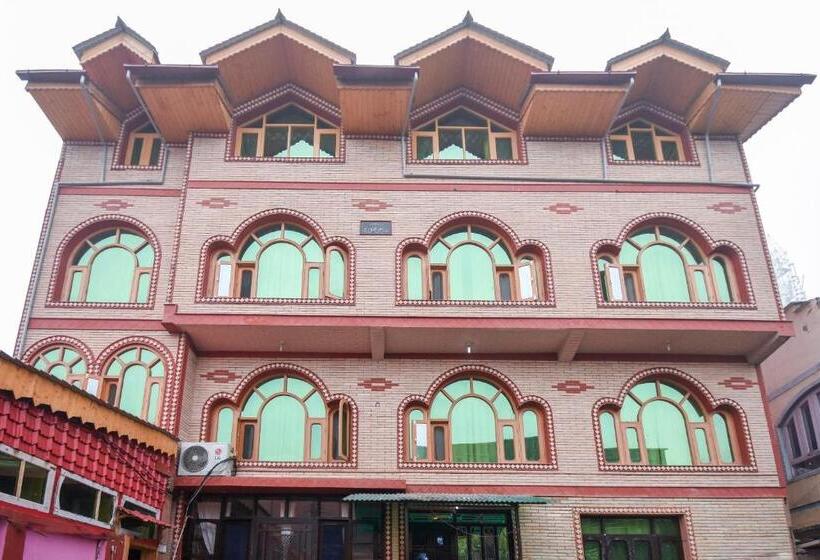 ホテル Oyo 66476  Divine Kashmir