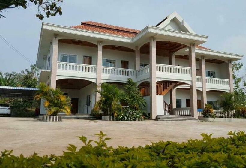 בית מלון כפרי Beyond Pub, Guest House &