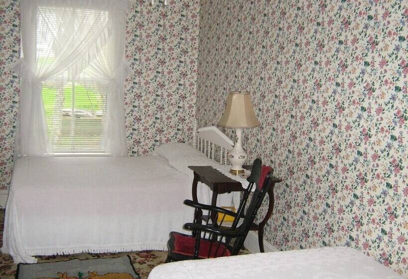 הוסטל The Olde Village Inn