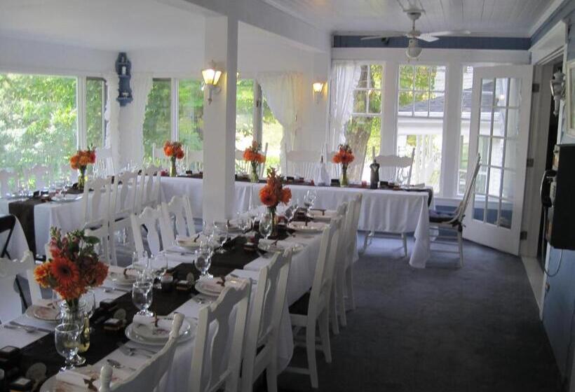 הוסטל The Olde Village Inn