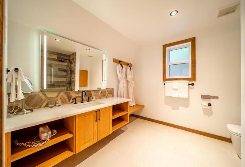 Halcyon Hot Springs Resort