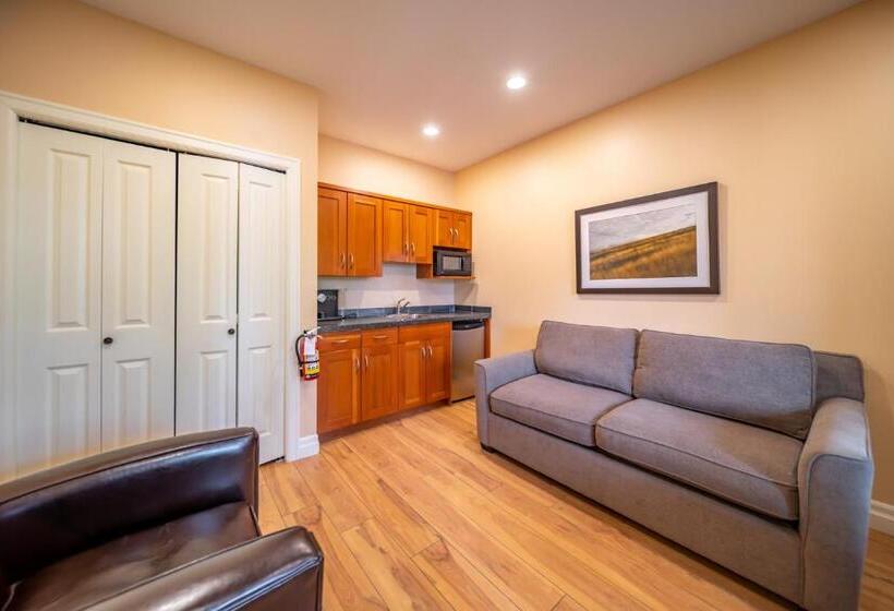 Halcyon Hot Springs Resort