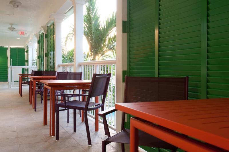 ホテル Almond Tree Inn  Adults Only