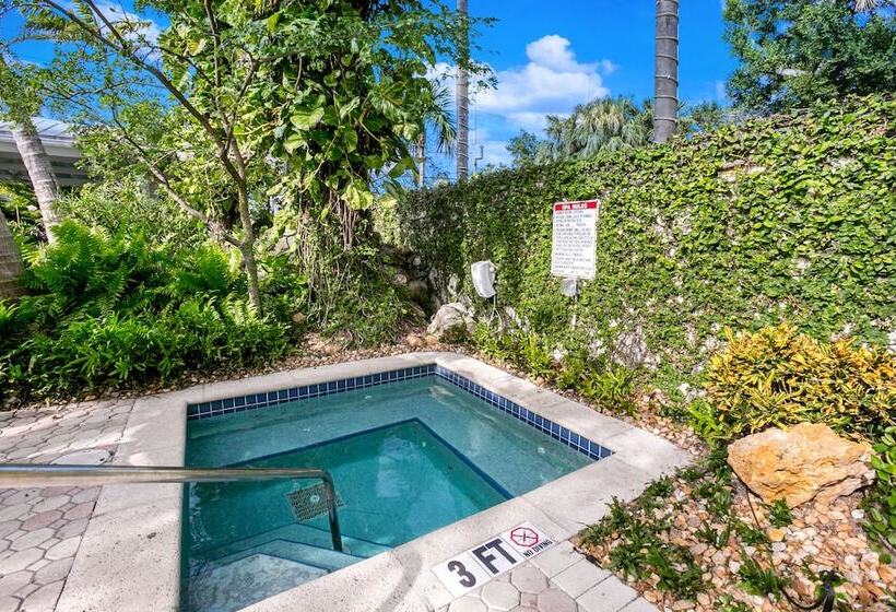 ホテル Almond Tree Inn  Adults Only