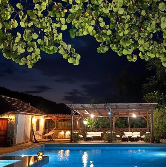 בית מלון כפרי Bourazani Wild Life Resort