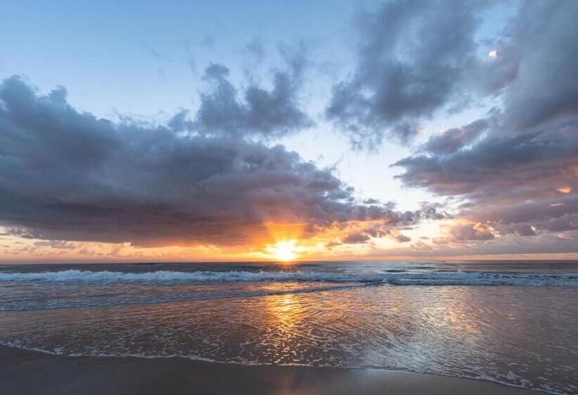 Отель Ultiqa Burleigh Mediterranean Resort