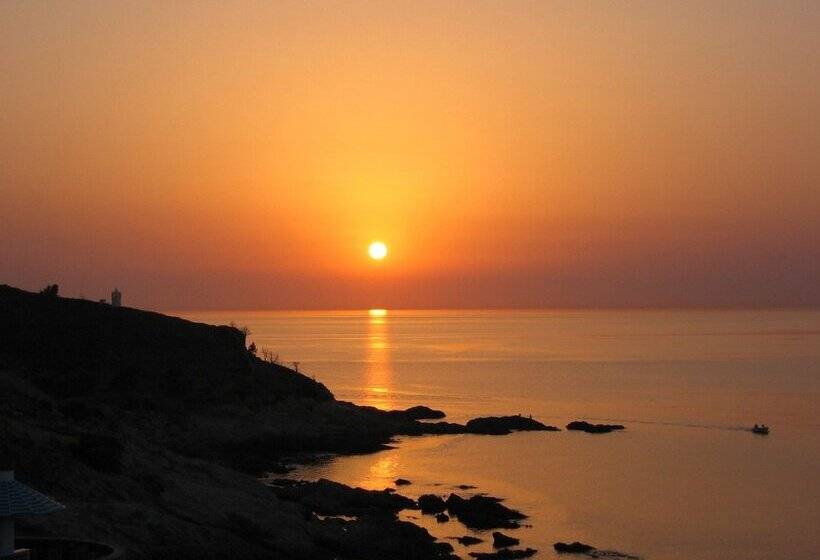 Cavos Bay Hotel & Studios