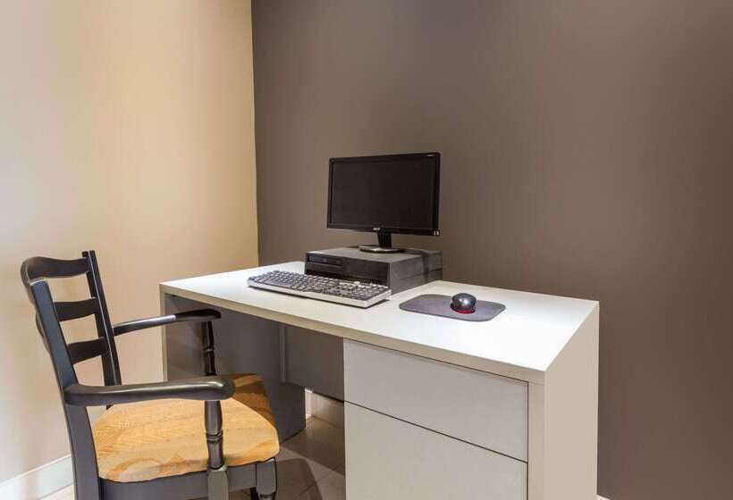 Отель Days Inn By Wyndham Fredericton