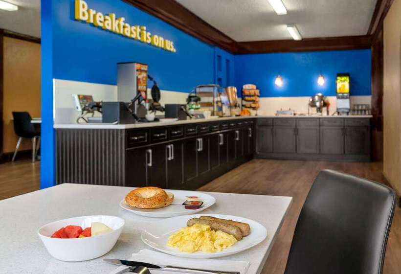 Отель Days Inn By Wyndham Fredericton