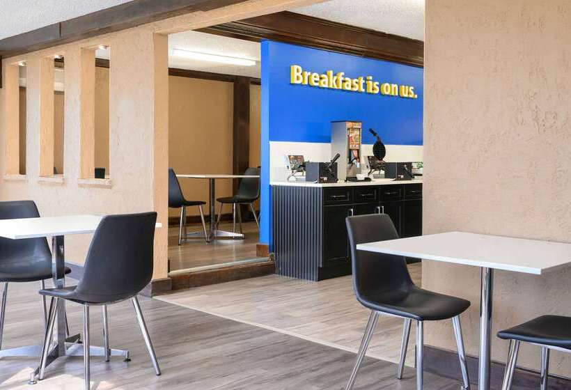 Отель Days Inn By Wyndham Fredericton