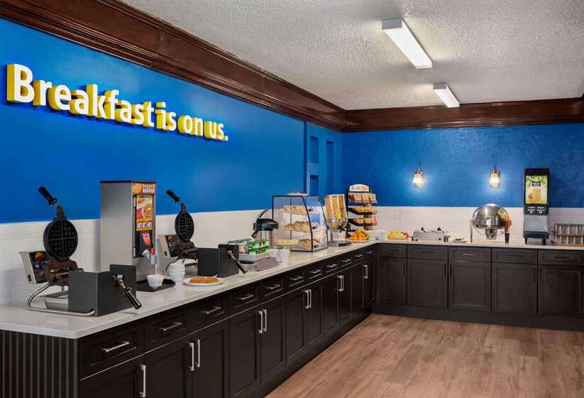 Отель Days Inn By Wyndham Fredericton