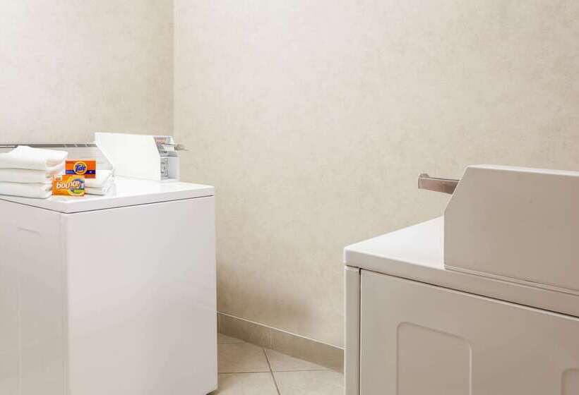 Отель Days Inn By Wyndham Fredericton