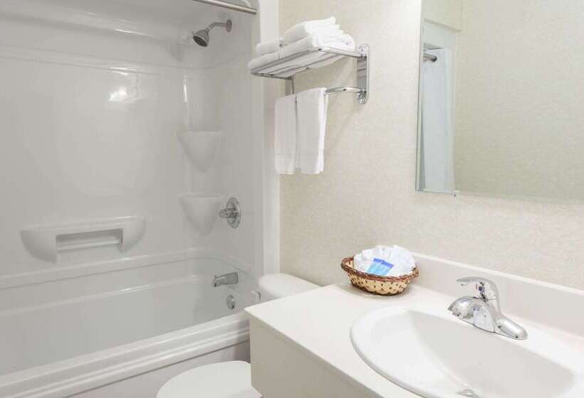 Отель Days Inn By Wyndham Fredericton