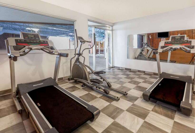 Отель Days Inn By Wyndham Fredericton