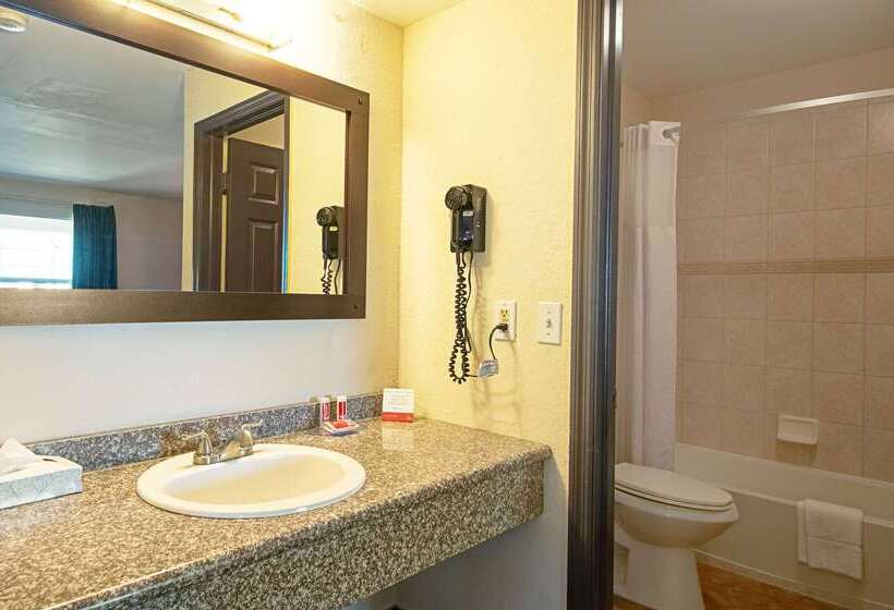 فندق Econo Lodge Inn & Suites