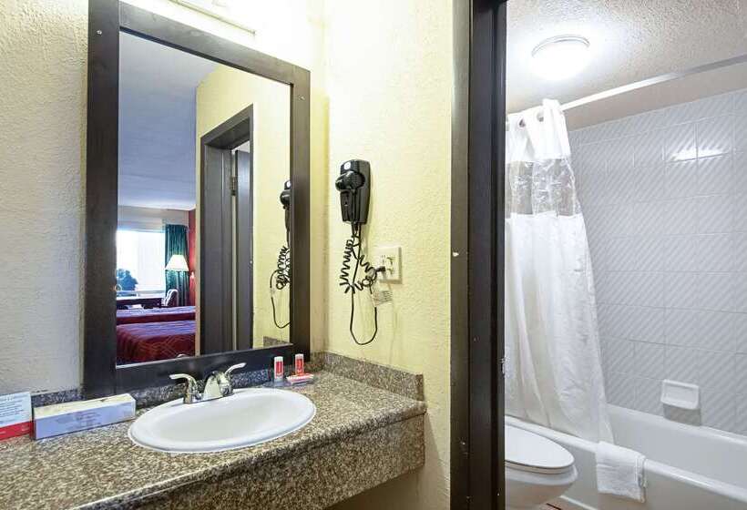 فندق Econo Lodge Inn & Suites