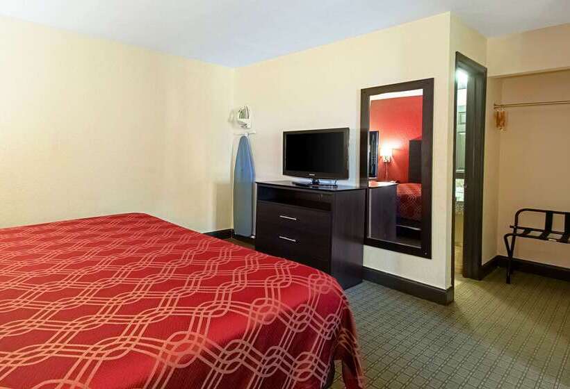فندق Econo Lodge Inn & Suites