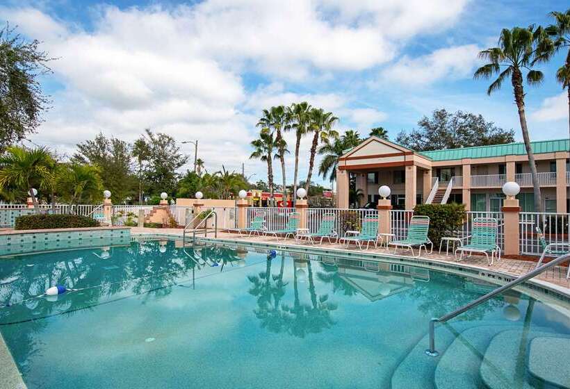 فندق Econo Lodge Inn & Suites