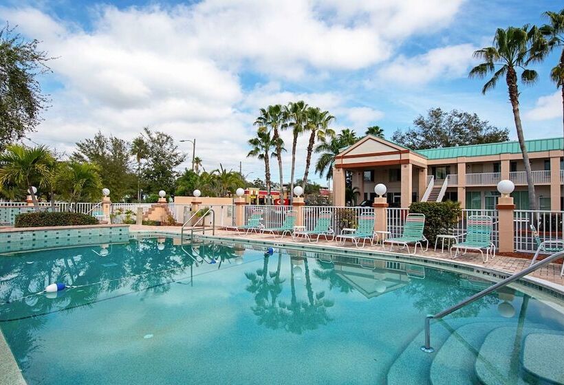 فندق Econo Lodge Inn & Suites