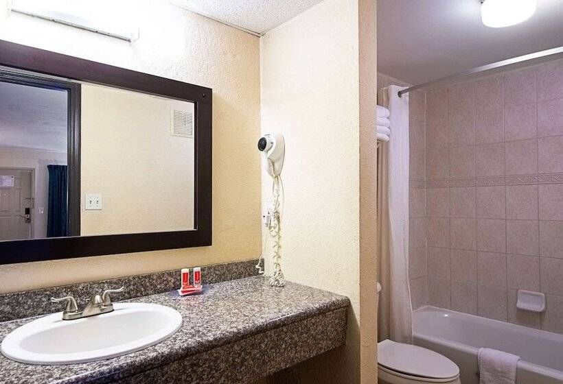 فندق Econo Lodge Inn & Suites