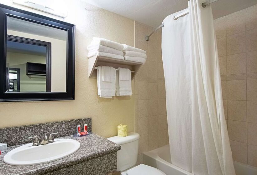 فندق Econo Lodge Inn & Suites