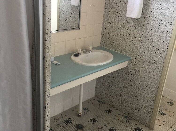 هتل Econo Lodge Park Lane