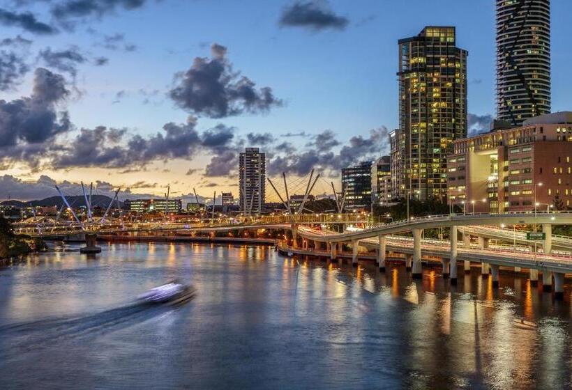 هتل Evolution Apartments