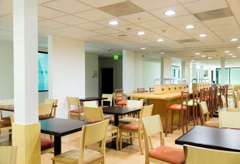 فندق Excellence Express & Suites