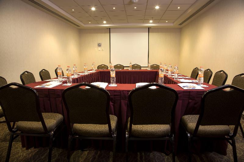 فندق Excellence Express & Suites