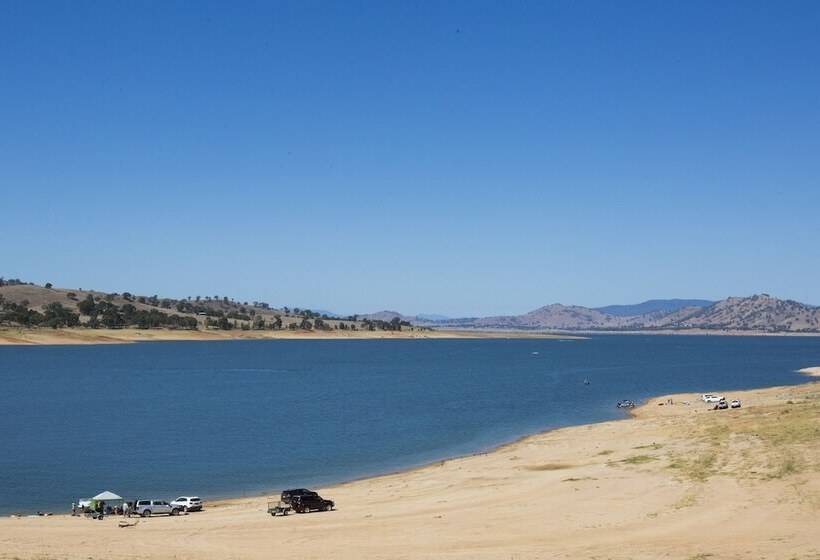 هتل Lake Hume Resort