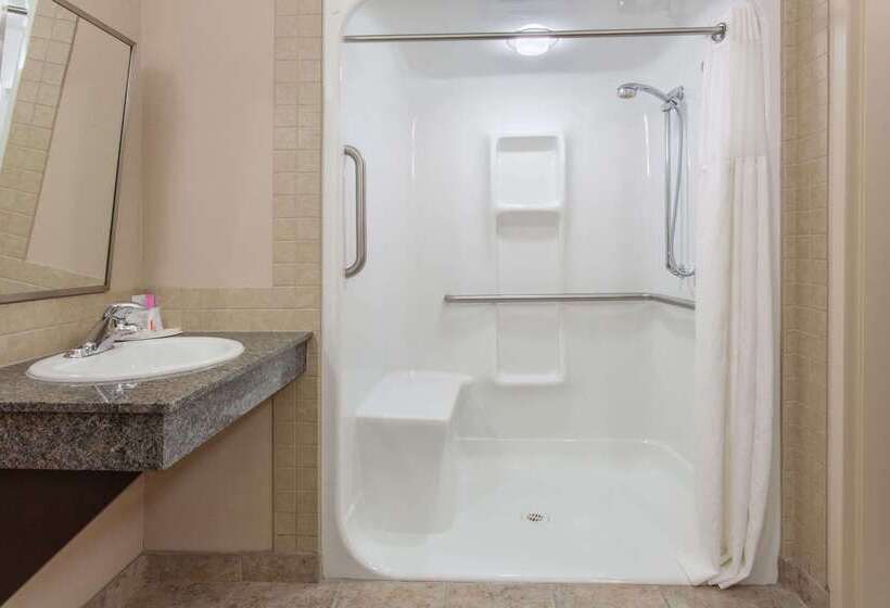 فندق Ramada By Wyndham Brooks