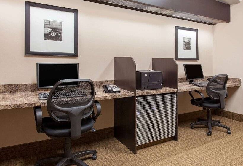 فندق Ramada By Wyndham Brooks