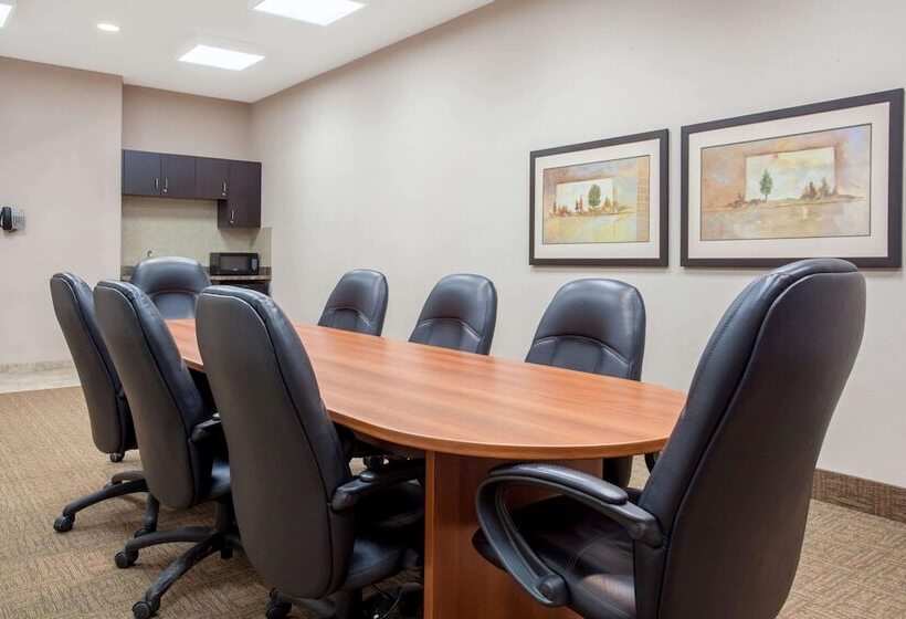 فندق Ramada By Wyndham Brooks