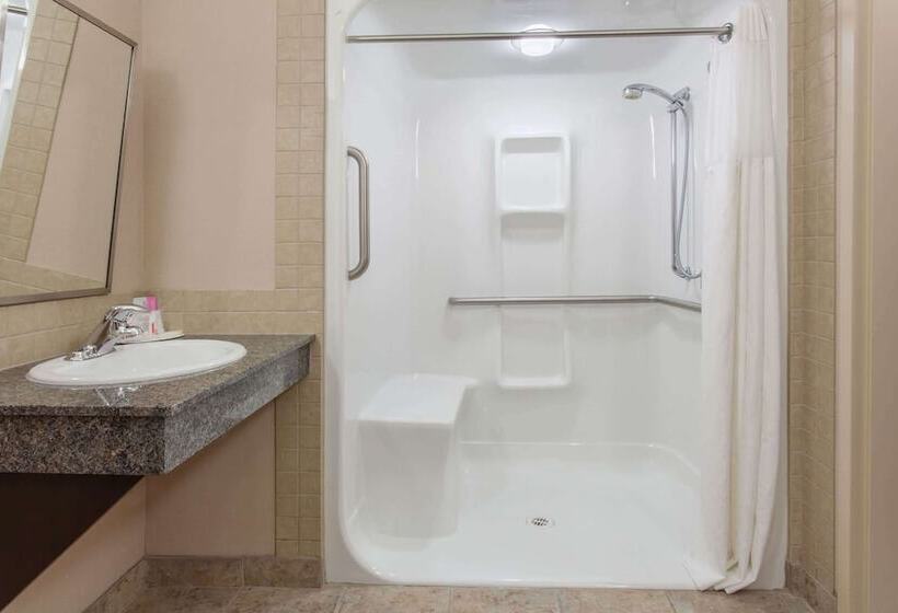 فندق Ramada By Wyndham Brooks