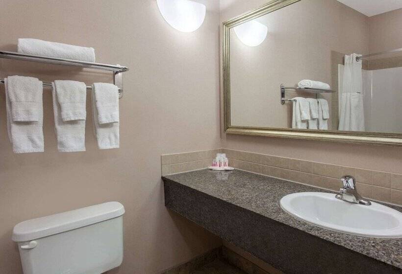 فندق Ramada By Wyndham Brooks