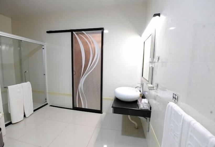 هتل Ritz Waku Kungo