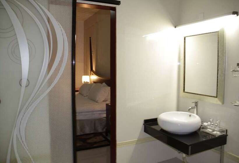 هتل Ritz Waku Kungo