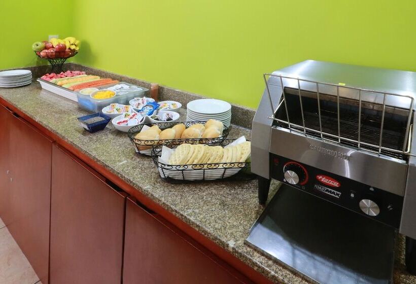 Отель Staybridge Suites Queretaro, An Ihg