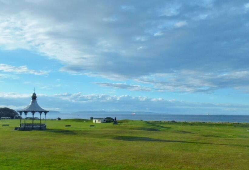 Отель The Bandstand