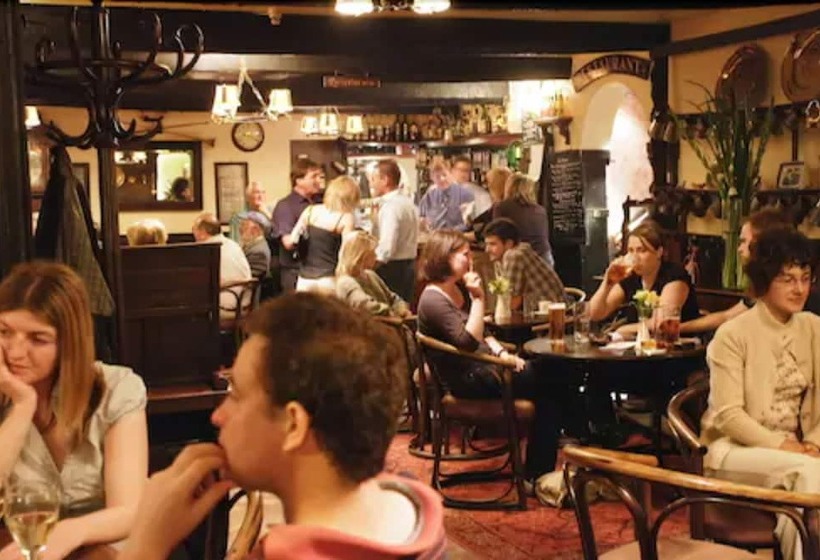 בית מלון כפרי Bear Crickhowell